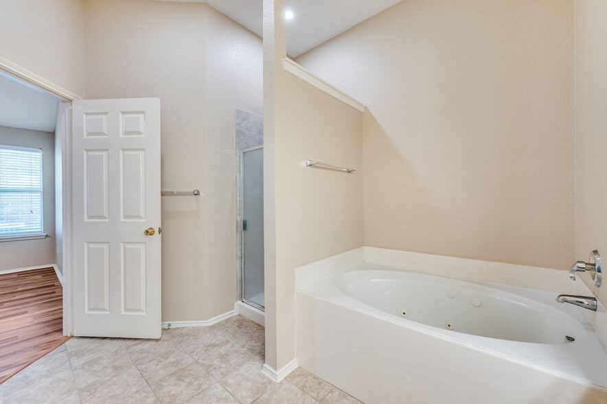 Building Photo - 1117 Red Hawk Dr