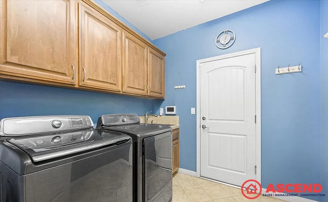 Building Photo - 5 Bedroom | 3 Bathroom House — Bakersfield (93314)