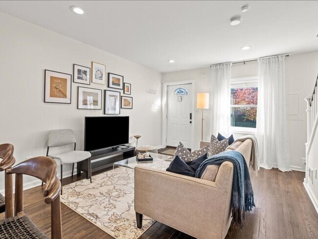 Building Photo - Distinctive Two Bedroom Beauty in Deanwood