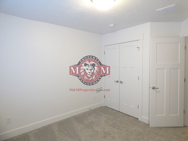 Building Photo - Great 3 Bd 2.5 Ba Townhome Rooftop Views