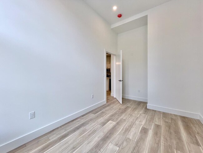 Building Photo - 375 Monmouth St