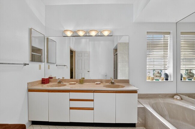 Building Photo - 7623 Cinebar Dr