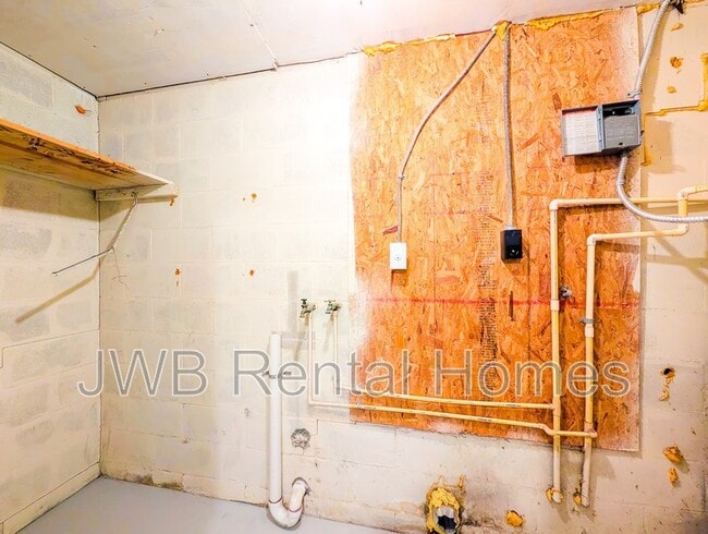 Building Photo - 5742 Newberg Ln