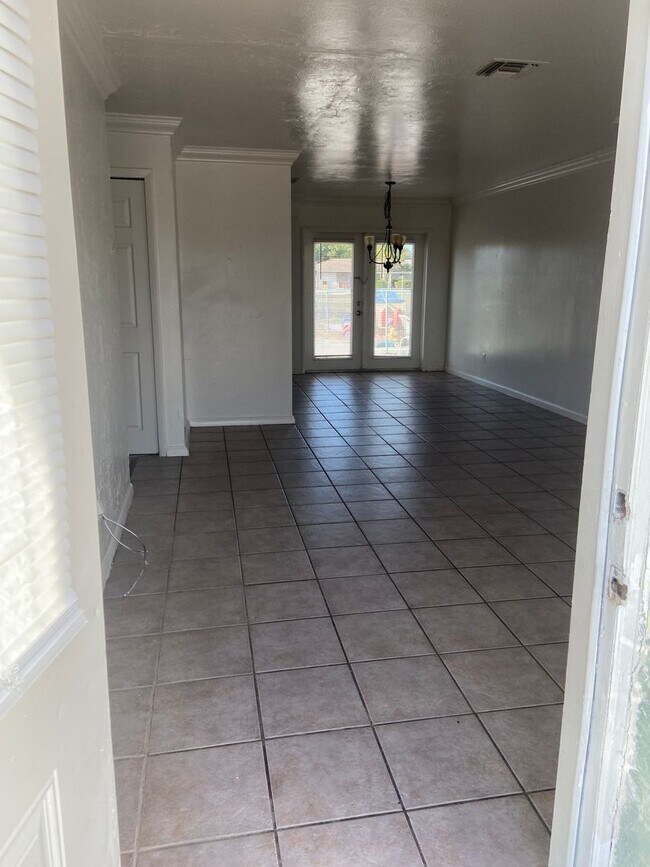 Building Photo - 2 Bedrooms 1 Bath Duplex