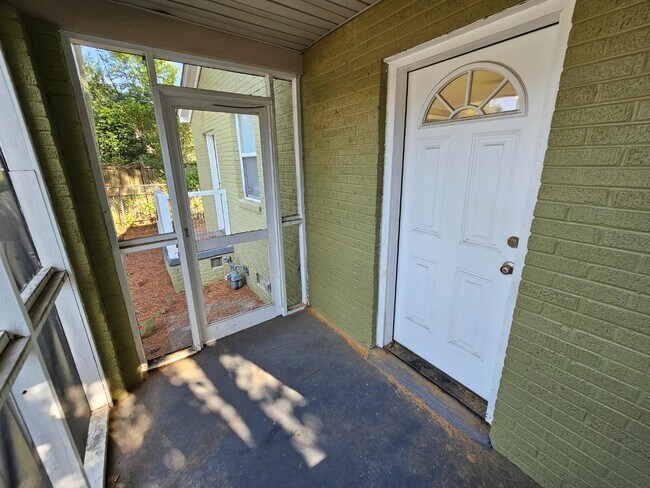 Building Photo - 802 S Kilbourne Rd