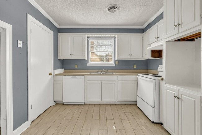 Building Photo - Renovated 3 Bedroom 1 Bath Home for Rent!