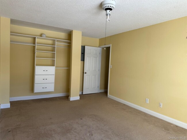 Building Photo - 223 Springmeadow Dr