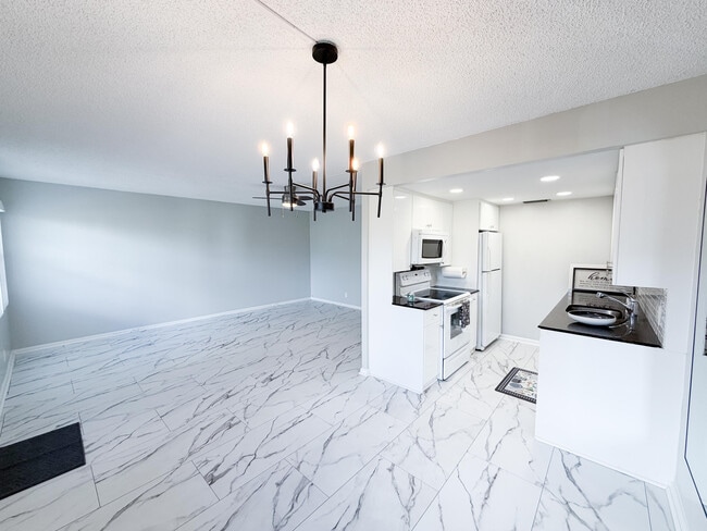 Building Photo - 3085 Cornwall E