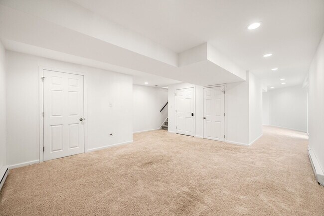 Building Photo - 302 Pinebrooke Cir