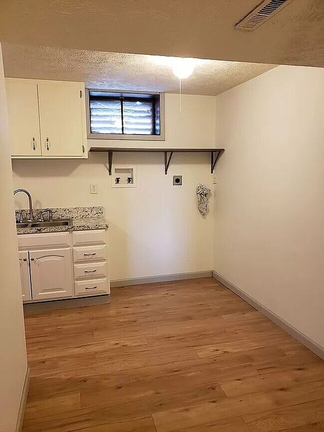 Building Photo - Spacious Home For Rent In Bellevue