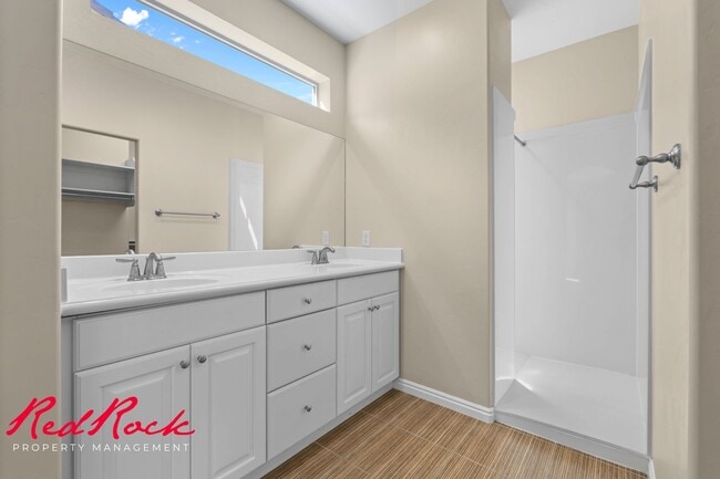 Building Photo - Sun River 2 Bedroom Home with Bonus Den! First Class Amenities!