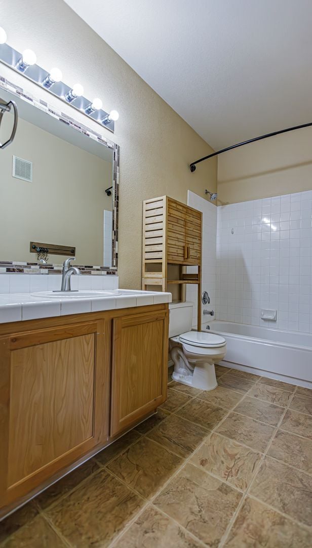 Building Photo - Upstairs condo in gated community