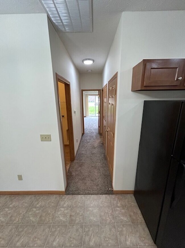 Building Photo - 1 Bedroom Apartment with Garage!