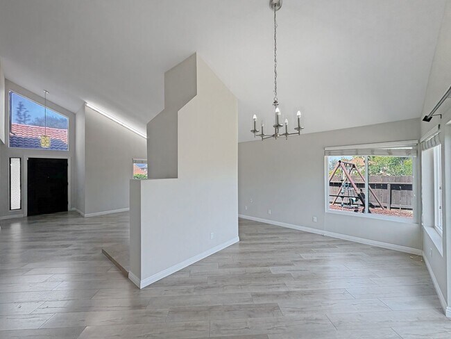 Building Photo - Spacious 4B/3BA Rancho Bernardo Home with ...