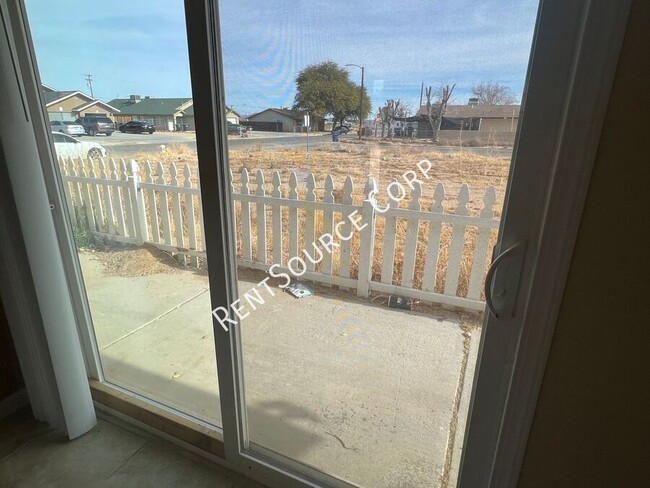 Building Photo - 2 Bedroom, 1 Bath Duplex For Rent in Calif...