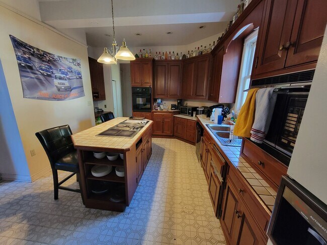 Building Photo - 2115 E 1st St