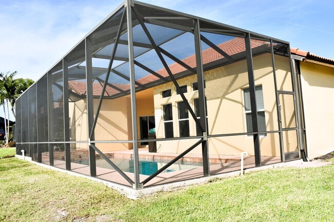 Building Photo - 895 SW Grand Reserves Blvd