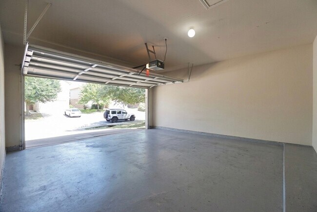 Building Photo - 18621 Dry Pond Dr