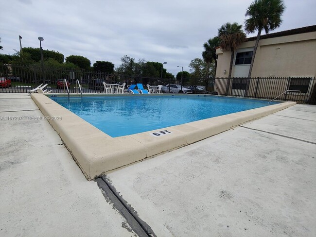 Building Photo - 690 W Park Dr