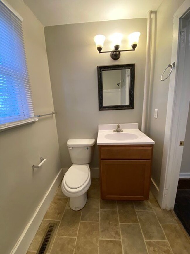 Building Photo - Beautiful 2 bedroom 1bathroom home  not fa...