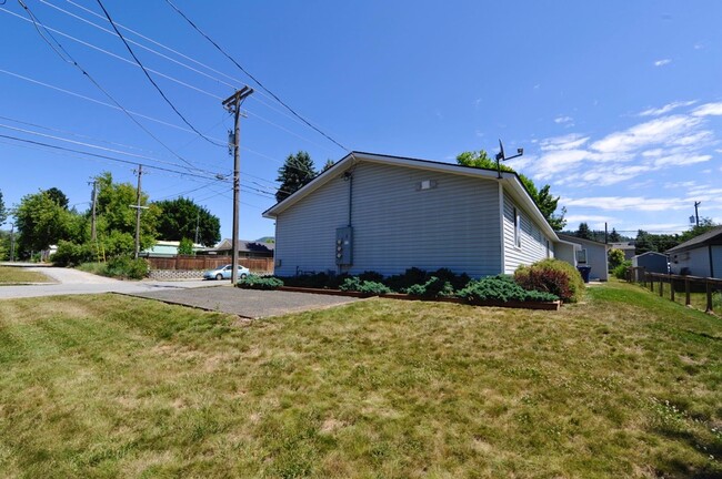 Building Photo - 3 bed 2 bath rancher with master en-suite & RV parking