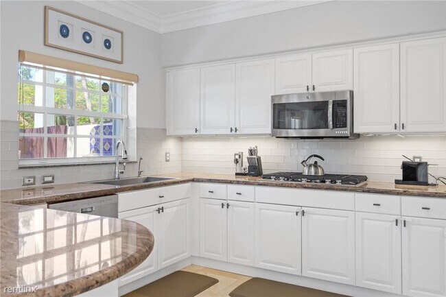 Building Photo - 4 br, 2.5 bath Townhome - 370 NE 7th Ave #...