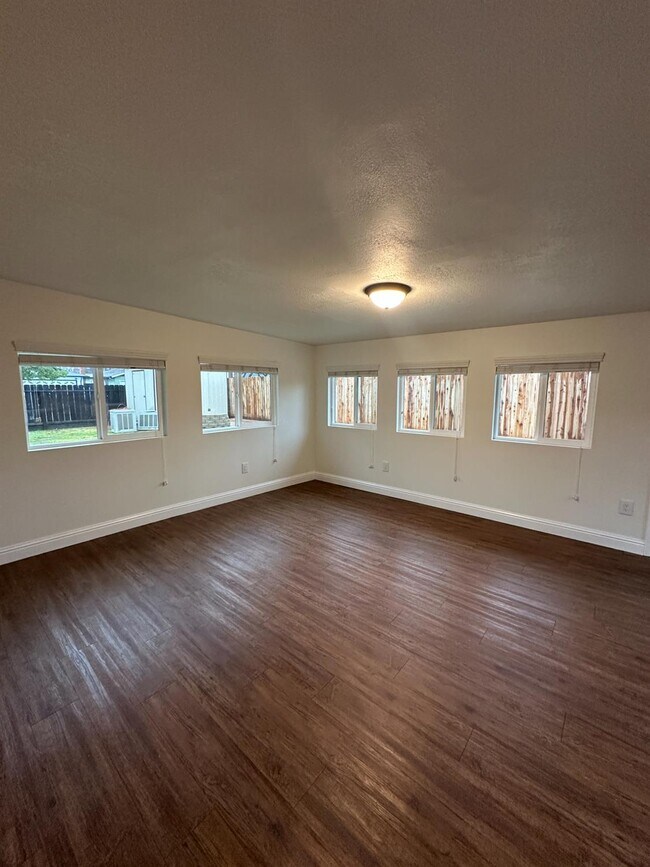 Building Photo - 4554 N Manila Ave