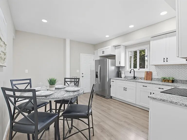 Building Photo - 12 Saint James Ave