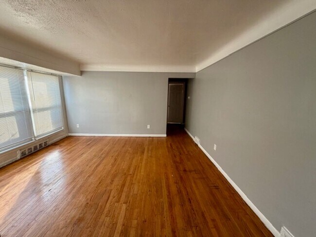 Building Photo - 3 Bedroom 1 and 1/2 Bath Home for Lease. Welcome Section 8