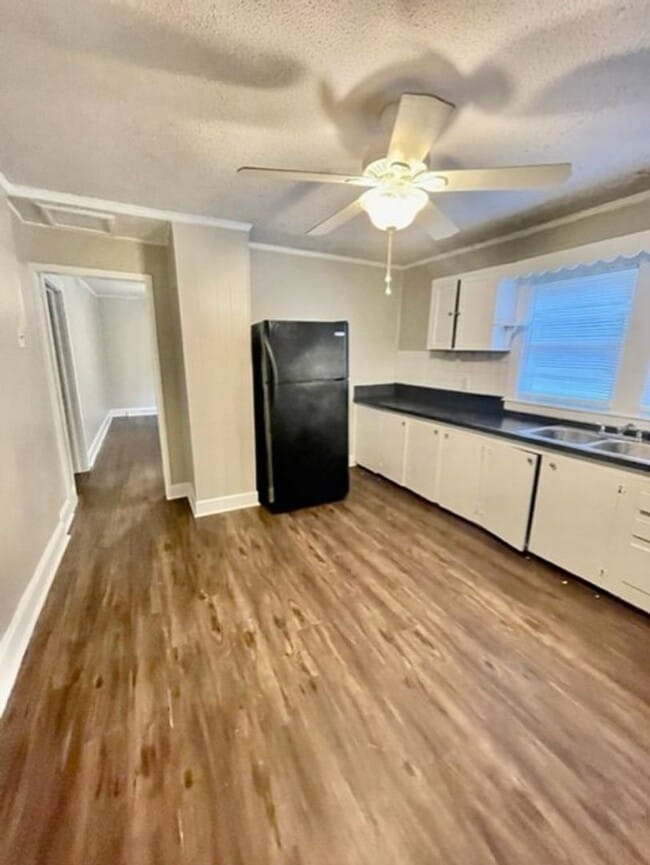 Building Photo - Adorable 2 bedroom 1 bath home . Located i...