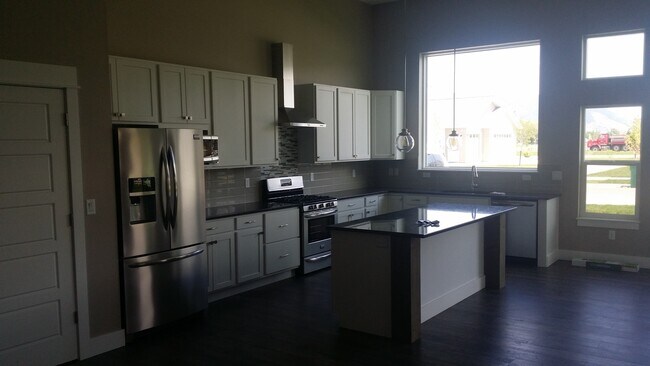 Building Photo - Large 3 Bed 2 Bath Home with 3 Car Garage