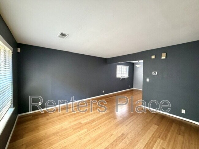 Building Photo - 2418 E 59th Ct