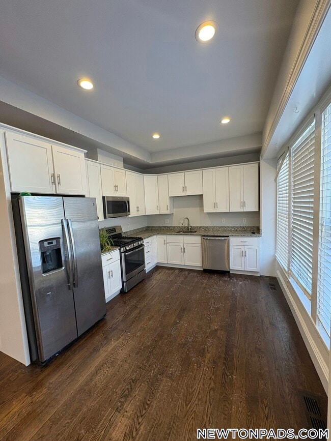 Building Photo - 2044 Beacon St