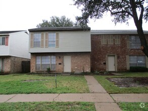 Building Photo - Roomy Townhome