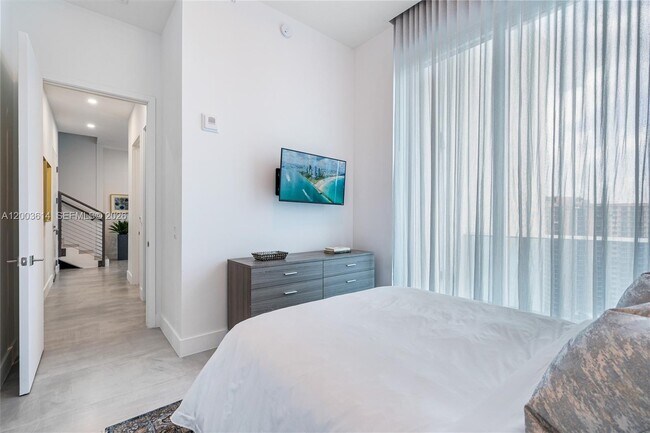 Building Photo - 17550 Collins Ave