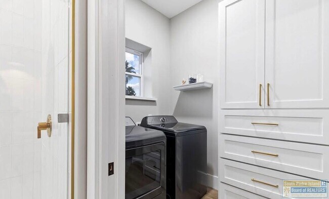 Building Photo - 211A W Mesquite St