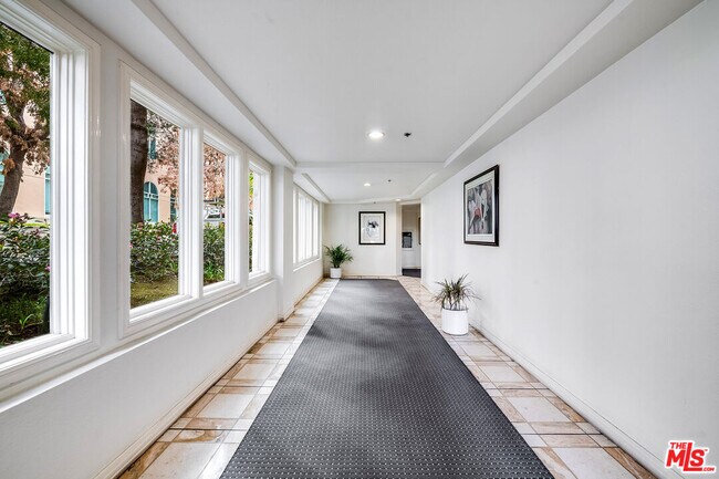 Building Photo - 120 S Palm Dr