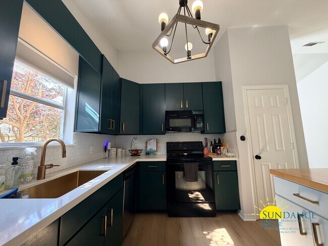 Building Photo - Stunning 3 Bedroom Home in Gulf Breeze with stand out accents!