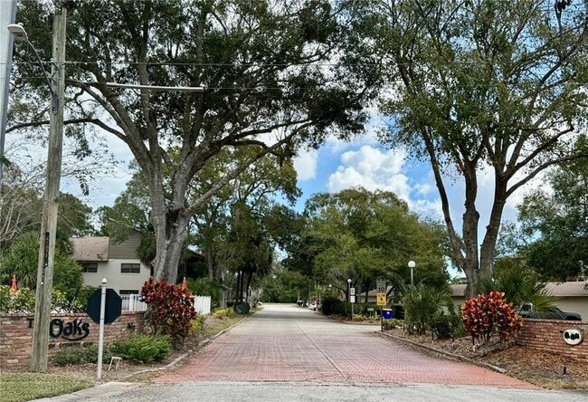 Building Photo - 1600 Woodland Dr