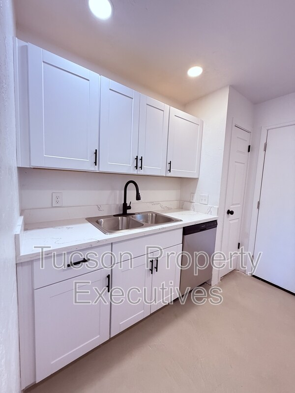 Building Photo - 810 N Alvernon Way
