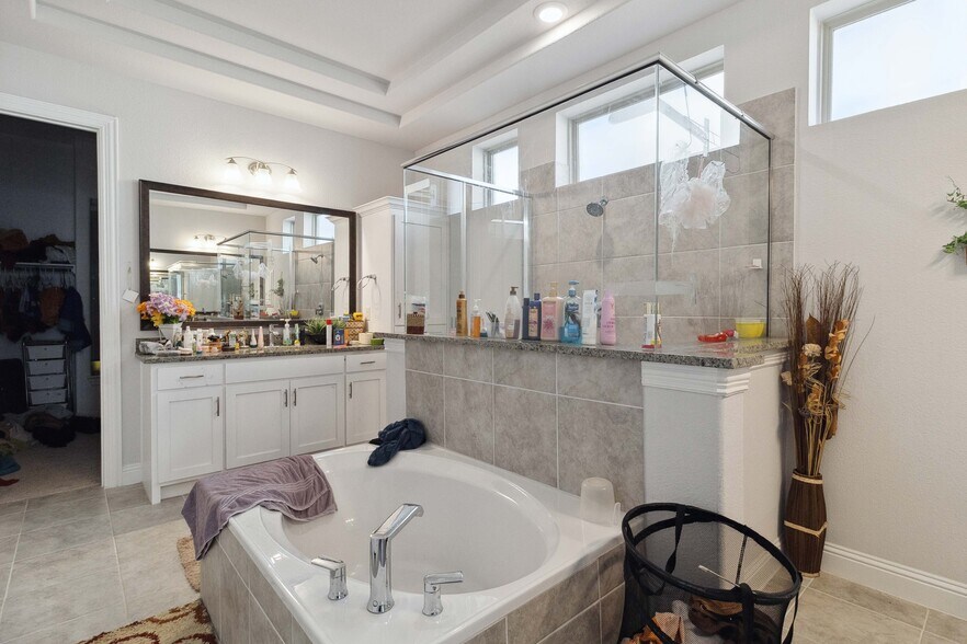 Building Photo - 566 Westwood Way Dr