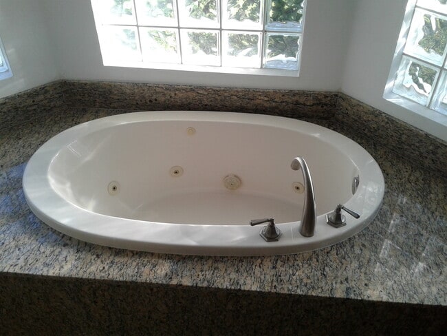 Building Photo - 5011 Pinecreek Pl