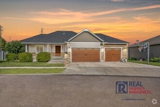 Building Photo - Beautiful - Elegant - 5 Bedrooms - 3 Car -...