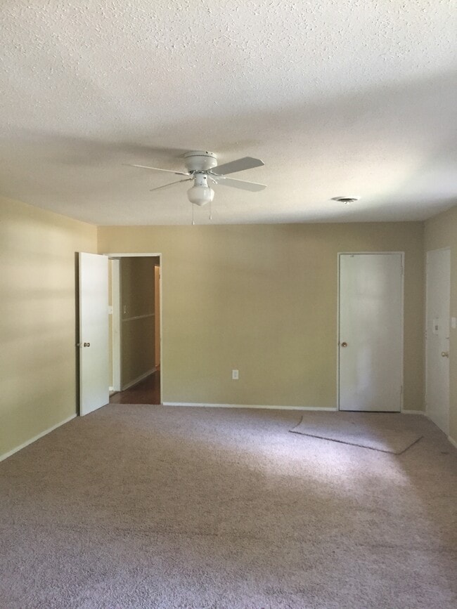 Building Photo - 3328 Oakview Dr