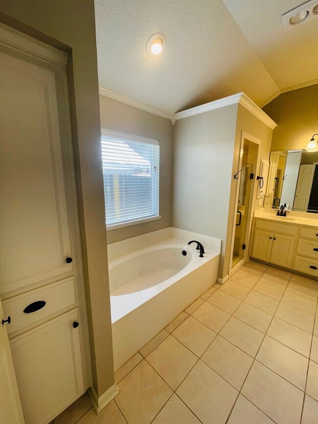 Building Photo - Amazing Midway ISD Home