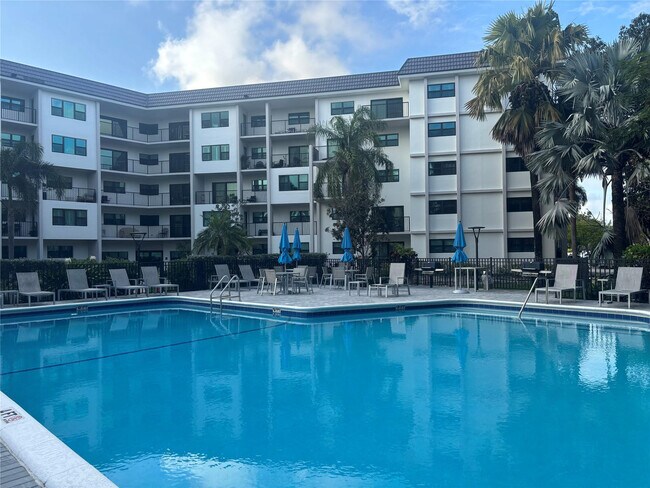 Building Photo - 900 River Reach Dr