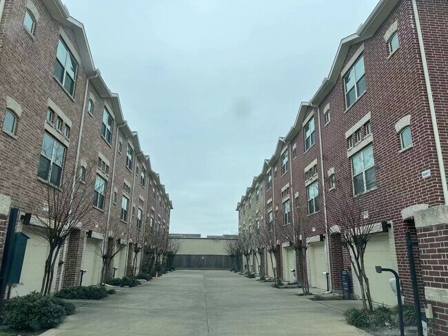 Building Photo - 2710 Hullsmith Dr