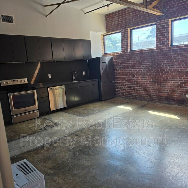 Building Photo - 136 E Cypress St