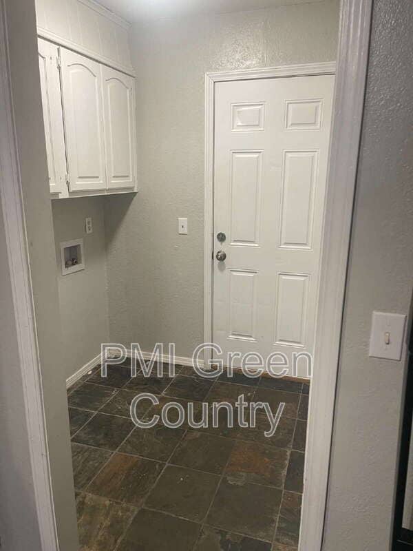 Building Photo - 2813 E Oakridge St