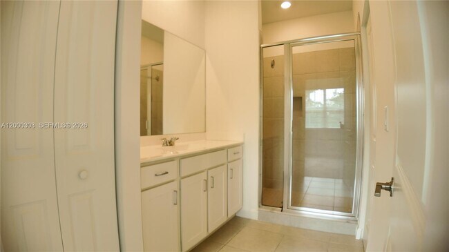 Building Photo - 4612 Hollister Ave